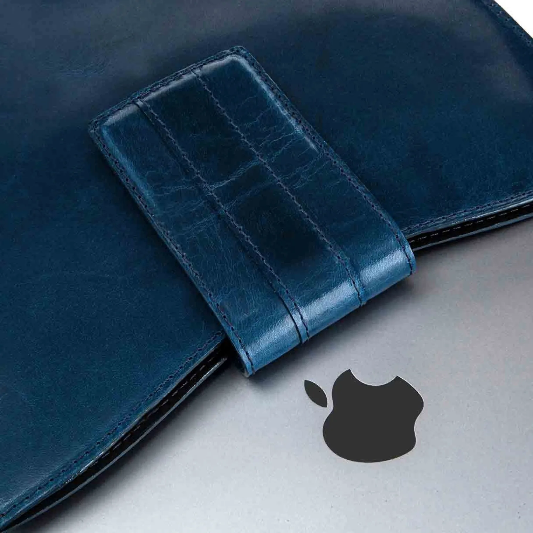 thalia__porta_ipad_shell__2.webp GUIDOMAGGI Pelletteria>Thalia - Porta Ipad shell cordovan in Pelle